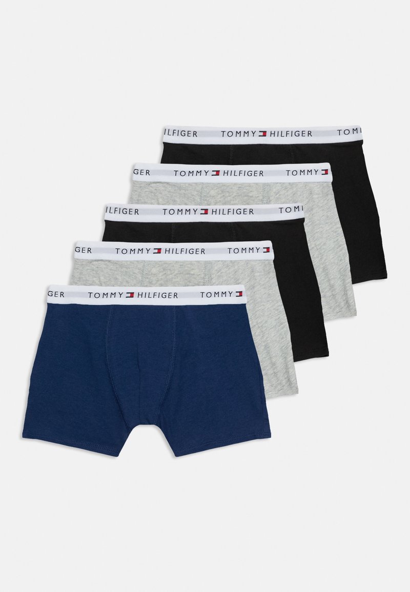 Πέντε ζευγάρια ανδρικά εσώρουχα boxer Tommy Hilfiger σε μαύρο, γκρι και ναυτικό μπλε, στοιβαγμένα σε εναλλασσόμενα χρώματα με λευκές μέσες με λογότυπο.