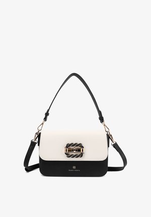 Borsa a spalla bianco e nero con dettaglio fibbia attorcigliata e tracolla rimovibile, con il marchio "Queen Helena" sul davanti.