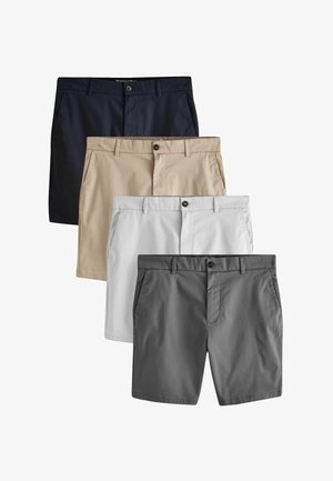 Négy pár férfi chino rövidnadrág fekete, bézs, világosszürke és sötétszürke színekben, egymáson elhelyezve, függőleges halomban.