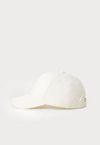 Weißes Baseballcap mit gebogenem Schirm, aus Baumwollstoff gefertigt, mit sechs Panels und einem verstellbaren Riemen hinten für die Passform.