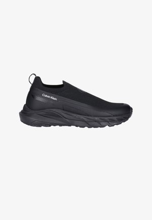 Zwarte instapsneaker met dikke zool, gebreide bovenkant, hieltreklip en "Calvin Klein" merk aan de zijkant.