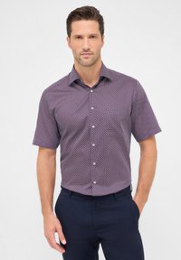 Korte mouwen shirt in donkerpaars met een geometrisch patroon, voorzien van een standaardkraag en witte knopen. Gekocht met donkere broek.