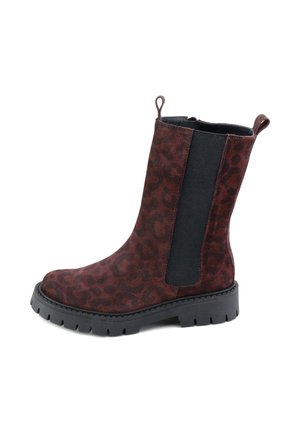 Bota a media caña con ante estampado de leopardo en marrón oscuro y paneles laterales elásticos negros sobre suela gruesa negra dentada.