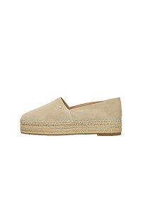 Béžové semišové espadrilky s tkanou jute podrážkou, s kulatou špičkou a minimálním prošíváním. Boční logo blízko paty.