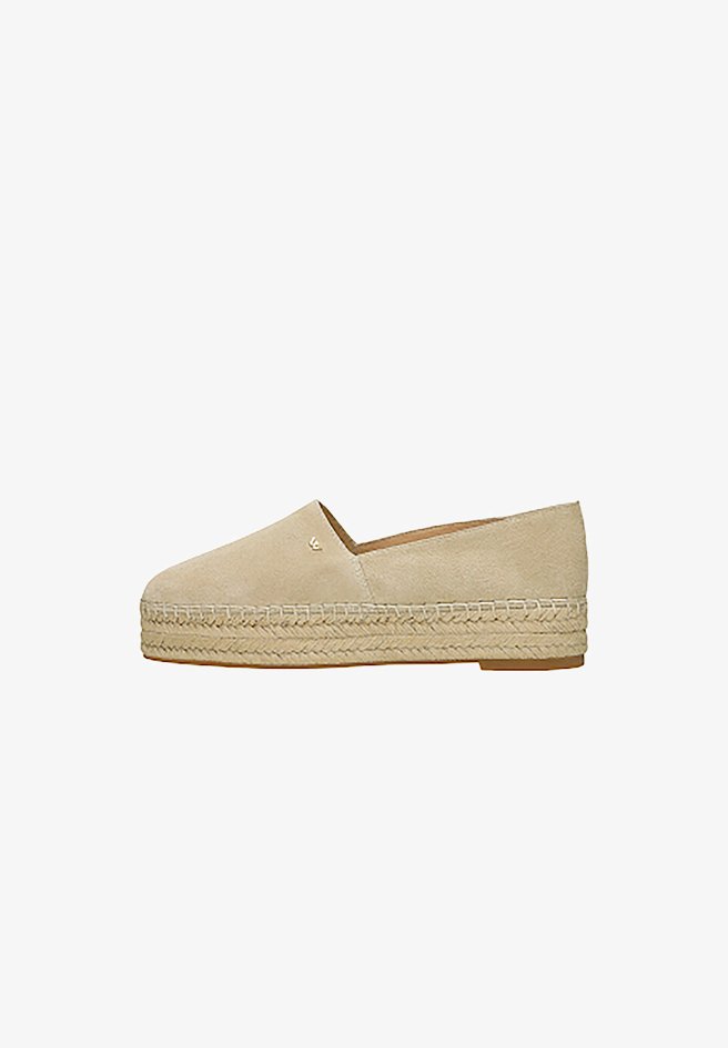 Beige suède espadrilles met een geweven jute zool, voorzien van een ronde neus en minimale stiksels. Logo-accent aan de zijkant nabij de hiel.