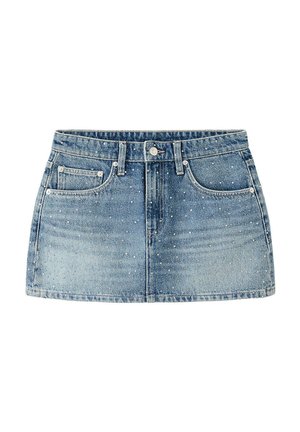 Minifalda vaquera azul con botón delantero, trabillas para el cinturón, bolsillos y un pequeño estampado salpicado blanco por toda la prenda.