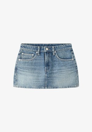 Minifalda vaquera azul con botón delantero, trabillas para el cinturón, bolsillos y un pequeño estampado salpicado blanco por toda la prenda.
