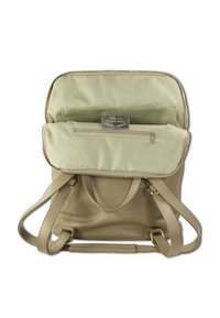 Beige leren tas met een bicolor ontwerp, voorzien van een rits bovenaan, binnenvakken en verstelbare banden. Zachte textuur en gladde afwerking.