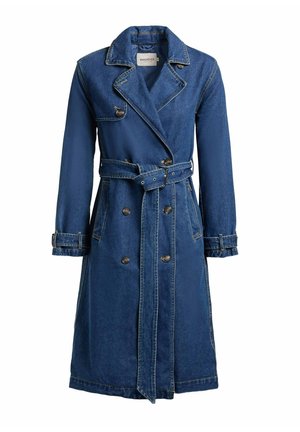 Dlouhý dvouřadý džínový trenčkot s páskem, zapínáním na knoflíky na manžetách a klopovou kapsou na levé straně hrudi v tmavě modrém odstínu.