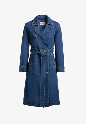 Długa, dwurzędowa jeansowa trenczowa kurtka z paskiem, rękawami zapinanymi na guziki i patkową kieszenią na lewej piersi w ciemnym, niebieskim odcieniu.