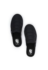 Svarta sko med slip-on-design, quiltat tyg på ovansidan, vadderad innersula och gummisula. Vans-logotyp synlig inuti och på sidan.
