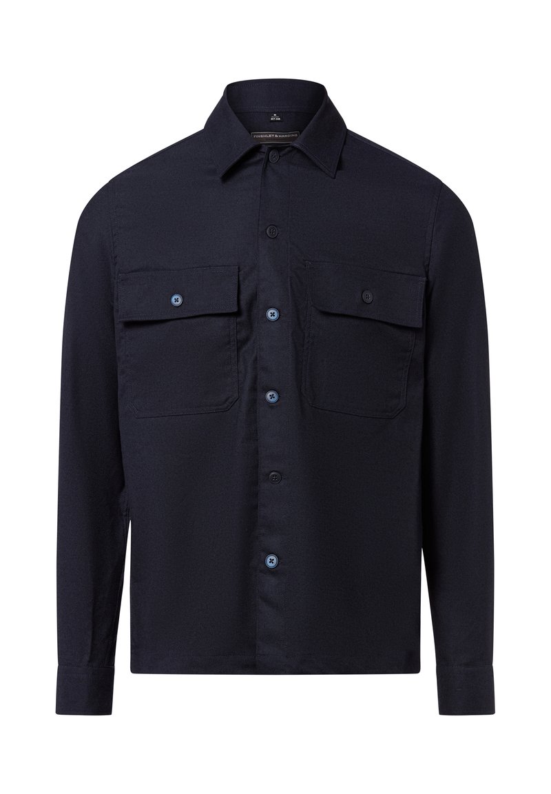 Granatowa koszula z długim rękawem wykonana z fakturowanej tkaniny, z kołnierzykiem zakończonym na ostro, dwoma kieszeniami na piersi i zapięciem na guziki z dopasowanymi guzikami.