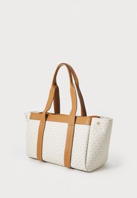 Sac fourre-tout avec un corps en tissu blanc arborant un discret motif monogrammé, complété par des poignées et des accents en simili cuir beige.