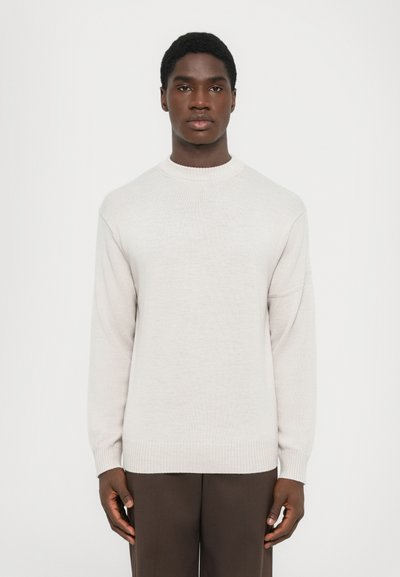 Pull gris clair avec un col rond et des manches longues, doté de bords côtelés aux manches et à l'ourlet, fabriqué en tissu doux et texturé.