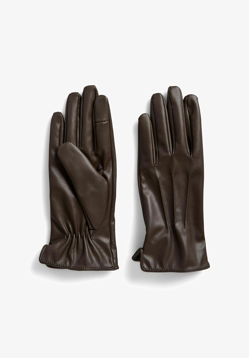 Een paar donkerbruine leren handschoenen met elastische polsdetails, plat getoond met de handpalmen naar boven op een witte achtergrond.
