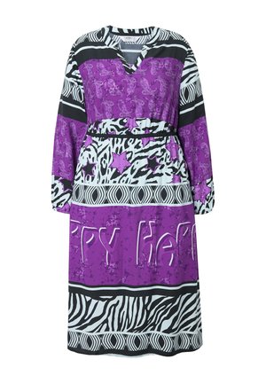 Fioletowa sukienka w wzór z dekoltem w serek, długimi rękawami, elastyczną talią oraz akcentami w czarno-białe paski zebry i motywami gwiazd.