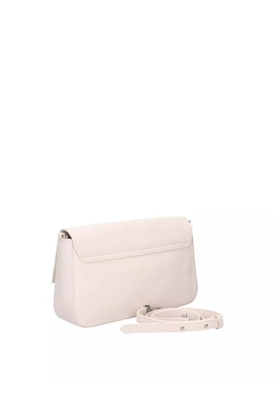 Borsa a tracolla bianca in pelle con chiusura a pattina, forma rettangolare, tracolla regolabile e superficie liscia. Design minimalista senza motivi.