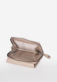 Beiger Reißverschluss-Geldbeutel aus Leder, mit mehreren Kartenfächern, offenen Fächern und einem gemusterten Innenfutter. Reißverschlussdetails sichtbar.