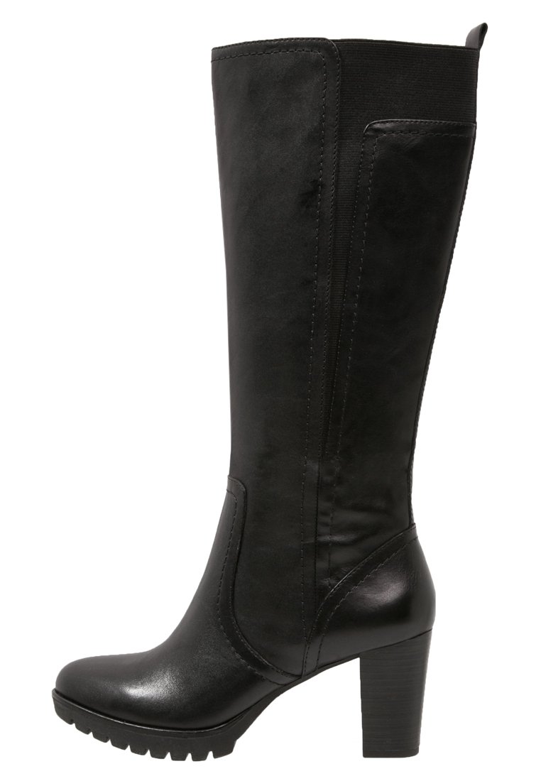 Bota negra de cuero hasta la rodilla con puntera redonda, tacón ancho, caña texturizada y panel elástico lateral para mayor comodidad y ajuste.