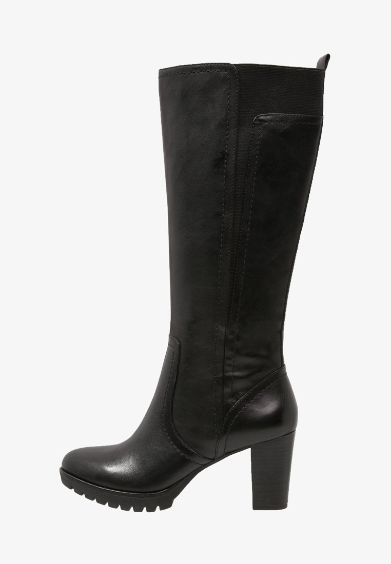 Bota negra de cuero hasta la rodilla con puntera redonda, tacón ancho, caña texturizada y panel elástico lateral para mayor comodidad y ajuste.