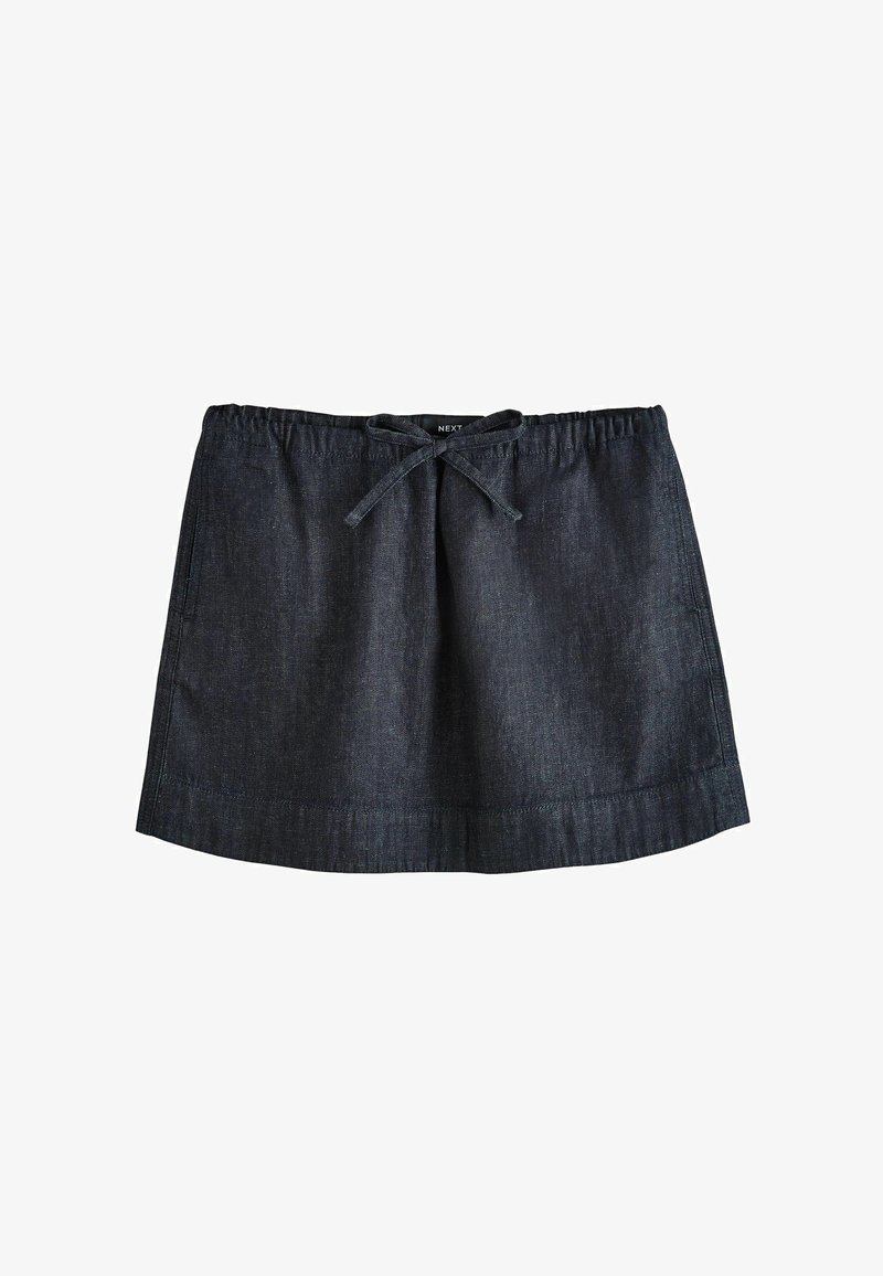 Mini-jupe en jean bleu foncé avec une ceinture élastique et un cordon noué à l'avant.