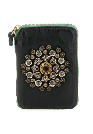 Portafoglio in pelle nera con cerniera verde, caratterizzato da un dettagliato design floreale metallico e dettagli circolari in toni dorati e argentati.