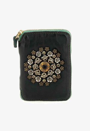 Portafoglio in pelle nera con cerniera verde, caratterizzato da un dettagliato design floreale metallico e dettagli circolari in toni dorati e argentati.