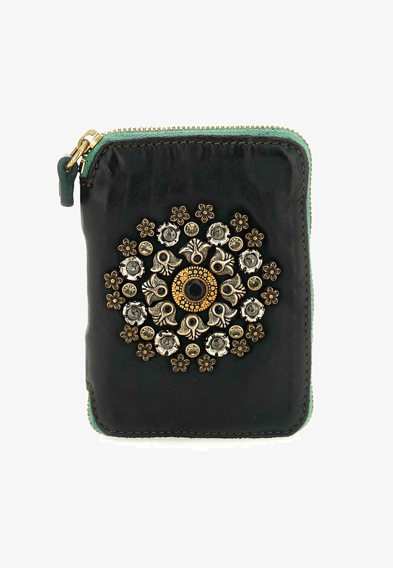 Portafoglio in pelle nera con cerniera verde, caratterizzato da un dettagliato design floreale metallico e dettagli circolari in toni dorati e argentati.