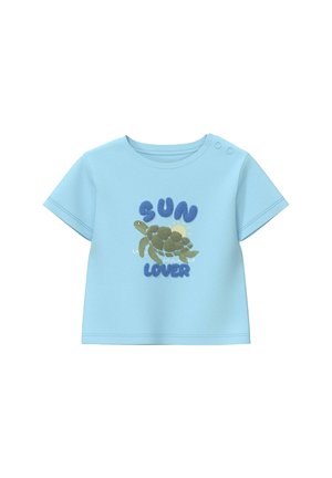 T-shirt bleu clair pour tout-petit avec un graphisme de tortue et le texte « SUN LOVER » en lettres bleues texturées, boutons-pression à l’épaule.
