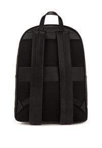 Rucsac negru cu un exterior din piele netedă și panouri din plasă texturată. Dispune de curele căptușite și o mâner de sus pentru transport.