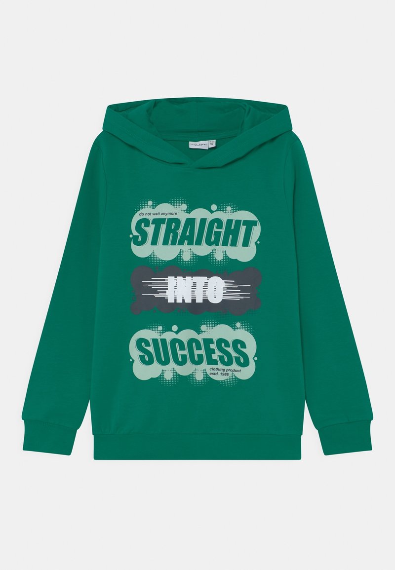 Sweat à capuche vert à manches longues avec le texte « ne plus attendre DIRECTEMENT VERS LE SUCCÈS » imprimé en blanc et noir sur le devant.