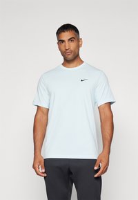 Nike Performance HYVERSE - T-Shirt sport - glacier blue/black