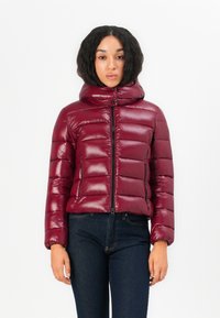 Bordeaux pufferjack met een glanzende afwerking, ritssluiting, afneembare capuchon en zijzakken, met een gestikte patroon en elastische manchetten.