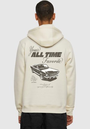 Hut aus cremefarbener Baumwollmischung mit Kordelzug und grafischem Druck, der ein Vintage-Auto-Design und Text auf der Rückseite zeigt.