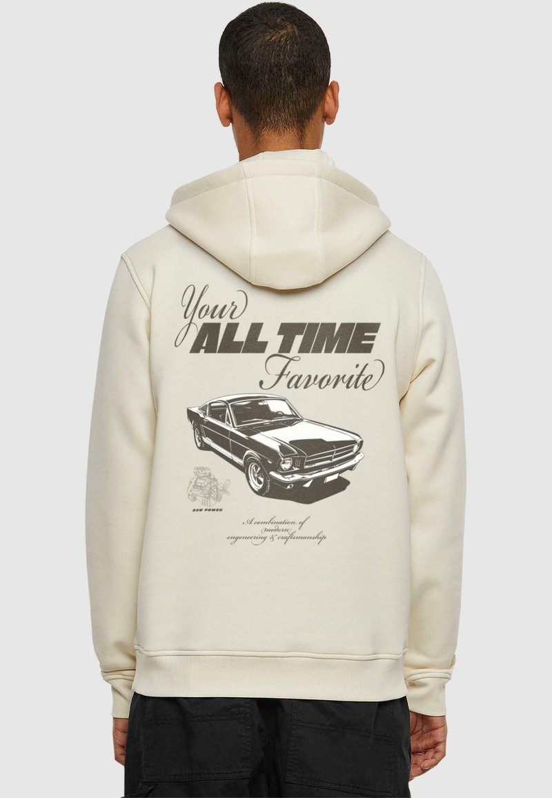 Sudadera color crema con cordón y estampado gráfico que presenta un diseño de coche vintage y texto en la parte posterior. Tejido mezcla de algodón.