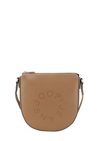 Borsa a tracolla in pelle marrone con un design a logo circolare ritagliato. Presenta una forma piatta, una tracolla regolabile e una chiusura con zip sulla parte superiore.