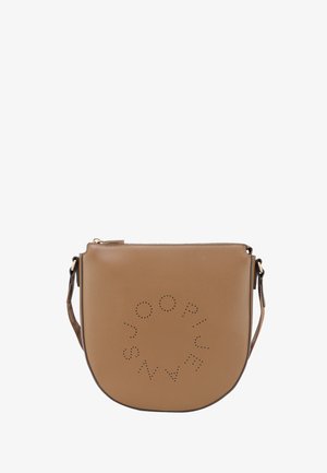 Borsa a tracolla in pelle marrone con un design a logo circolare ritagliato. Presenta una forma piatta, una tracolla regolabile e una chiusura con zip sulla parte superiore.
