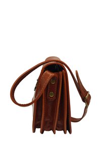 Sac à main en cuir marron avec une surface texturée, présentant une vue latérale, une fine bandoulière et des accents en bouton en laiton. Plusieurs compartiments visibles.