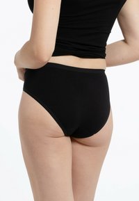 Zwarte katoenen hoge taille ondergoed met een gladde textuur en een niet-elastische tailleband. Eenvoudig ontwerp zonder zichtbare patronen.