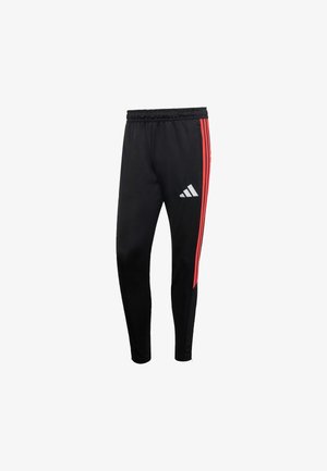 Zwarte sportbroek met rode zijstrepen, gemaakt van een gladde stof. Voorzien van een elastische tailleband en een wit Adidas-logo op het onderbeen.
