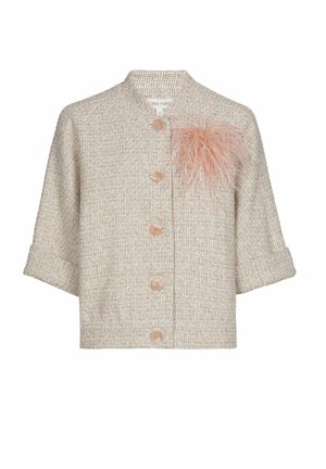 Kurzärmeliges Strickjacke aus hellbeigem, strukturiertem Stoff mit kurzem Design, fünf Knöpfen und einem rosa Federakzent auf der Vorderseite.