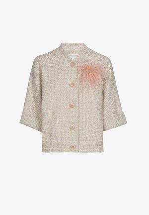 Kurzärmeliges Strickjacke aus hellbeigem, strukturiertem Stoff mit kurzem Design, fünf Knöpfen und einem rosa Federakzent auf der Vorderseite.