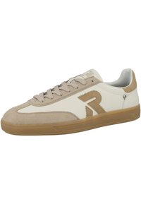 Beiga och vita sneakers med mocka- och lädermaterial, rund tå, texturerad gummisula och sydda detaljer i en kontrasterande beige nyans.