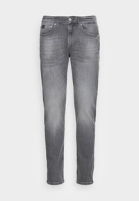 Jeans de mezclilla gris con un corte ajustado, diseño de cinco bolsillos y un leve desgaste. Cierre clásico de botón metálico y cremallera.