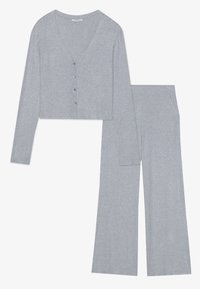 Set de loungewear din tricot ribbed gri, care include o jachetă scurtă cu butoane și pantaloni evazați, ambele dintr-un material moale și texturat.