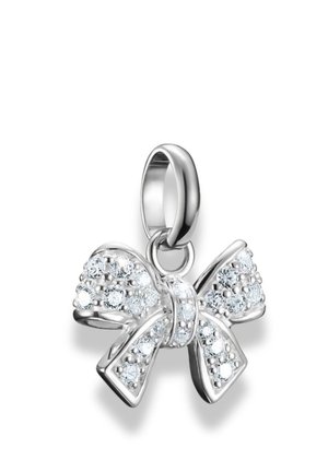 Pendentif en argent en forme de nœud avec de nombreux cristaux transparents, présentant une texture lisse et une boucle pour attache. Design symétrique avec des accents détaillés.