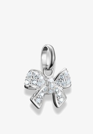 Silberner Bogenanhänger mit zahlreichen klaren Kristallen, der eine glatte Textur und eine Schlaufe zur Befestigung aufweist. Symmetrisches Design mit detaillierten Akzenten.