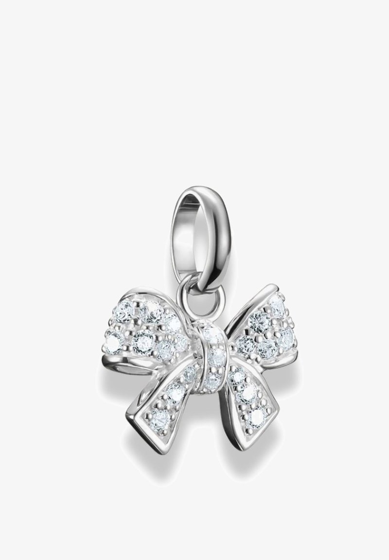 Silberner Bogenanhänger mit zahlreichen klaren Kristallen, der eine glatte Textur und eine Schlaufe zur Befestigung aufweist. Symmetrisches Design mit detaillierten Akzenten.