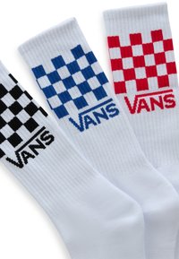 Białe skarpetki typu crew z wzorem w kratkę w kolorach czarnym, niebieskim i czerwonym, z logo "VANS" wplecionym w kontrastowych kolorach. Gładka tekstura.