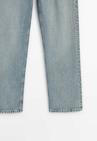 Jeans in denim azzurro chiaro, con un taglio dritto, caratterizzati da una leggera scoloritura, cuciture visibili e un classico design a cinque tasche.